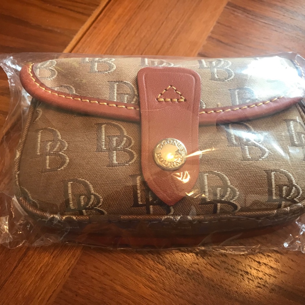 Wristlet-flap wristlet